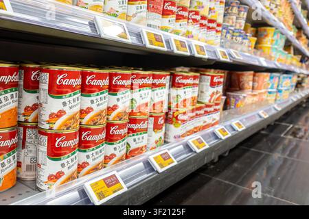 Campbell's Kondenssuppe-Dosen, Minestrone-Suppe, verpackt im ikonischen roten und weißen Etikett der Marke. Hing Kong Wellcome Supermarkt Stockfoto