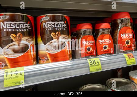 Nescafe Rich Blend Instantkaffeeprodukte, darunter große Dosen und kleinere Gläser, auf einem Supermarktregal in Hongkong Stockfoto