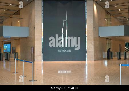 Kuala Lumpur, Malaysia - 20. Juni 2026: Die Innenlobby des Merdeka 118 Wolkenkratzers in Kuala Lumpur. Stockfoto