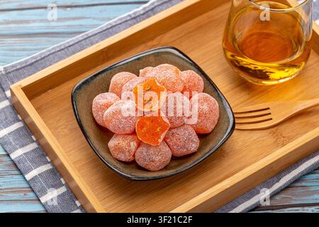 Zuckerüberzogene kandierte Kumquats süße getrocknete Zitrusfrüchte traditioneller Kräuter-Snack Stockfoto