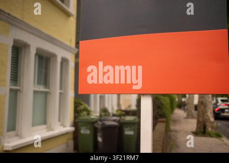 LONDON - leeres Maklerzeichen in einer Wohngasse mit Platz für Text Stockfoto