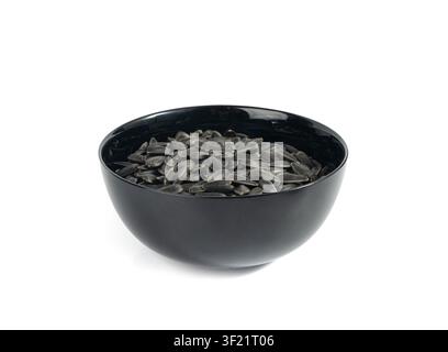 Sonnenblumenkernhaufen in schwarzer Schale isoliert, schwarze Sonnenblumenkornschnicks, essbare Ölkernhaufen mit Schale auf weißem Hintergrund Stockfoto
