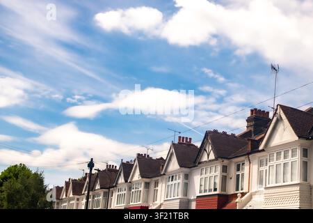 LONDON - Wunschfamilienhäuser - Reihenhäuser in Fulham unter blauem Himmel Stockfoto