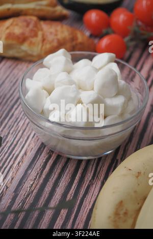 Käse- und Obsthäppchen auf einer Holztablettpräsentation Stockfoto