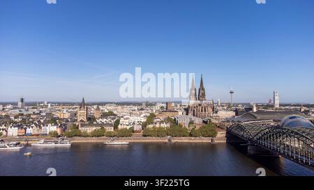 Hohenzollernbrücke über den Rhein mit Schiff und Kölner Dom in Nordrhein-Westfalen, Deutschland 4k Stockfoto