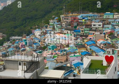 Blick vom Haneul Maru Observatorium über die farbenfrohen Hügelhäuser des Gamcheon-Kulturviertels mit einem roten Herz, Busan, Südkorea Stockfoto