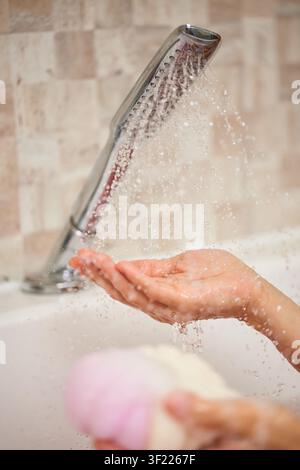 Hände, die Duschwasser für die Hygiene-Routine auffangen Stockfoto