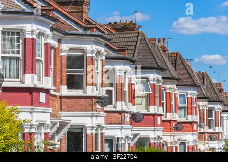 Reihe englischer Reihenhäuser in Hornsey, London Stockfoto
