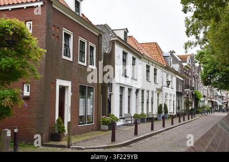 Muiden, Niederlande - 30. Juni 2026: Straße mit historischen Häusern in Muiden, Niederlande Stockfoto