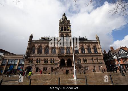 Chester Town Hall in der Northgate Street, Chester, UK, zeigt seine großartige neugotische Sandsteinarchitektur unter einem bewölkten Himmel mit Passanten. Stockfoto