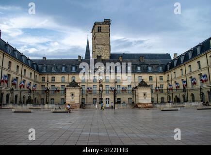 Palais der Herzöge von Burgund mit Blick auf den Place de la Libération in Dijon, Burgund, Frankreich, unter dramatischen Sommerwolken. Stockfoto