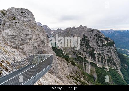 Die AlpspiX-Aussichtsplattform erstreckt sich über einen dramatischen Klippenrand und bietet einen Panoramablick auf die rauen bayerischen Alpen nahe Garmisch-Partenkirchen, Ge Stockfoto