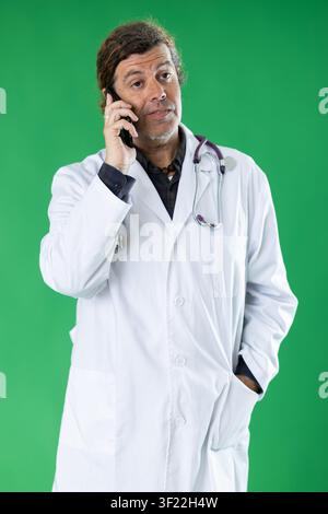 Mann in weißem medizinischem Overall telefoniert Stockfoto