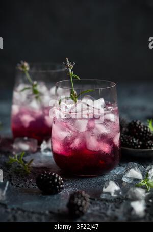 Brombeer-Lemonade mit Lavendel auf Vintage-Hintergrund Stockfoto