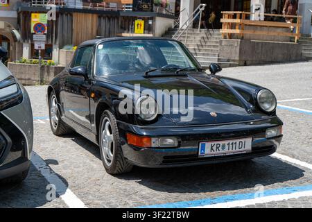 Klassischer schwarzer Porsche, der auf einer Kopfsteinpflasterstraße geparkt ist. Altes Retro-Cabriolet. Hallstatt, Österreich - 22. Juni 2026 Stockfoto