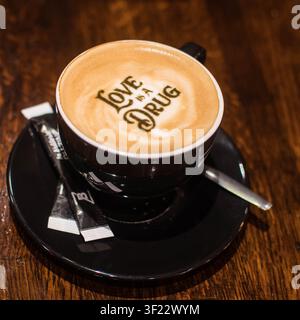Cappuccino mit individueller Latte Art, serviert in einem gemütlichen Café Stockfoto