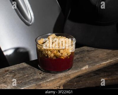 Schichtiges Gourmet-Dessert in einer Glas Tasse serviert Stockfoto