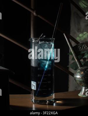 Blauer Highball Craft-Cocktail mit Eis Stockfoto