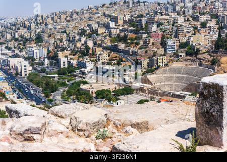 Panoramablick auf das Römische Theater, antike Ruinen und eine Moschee inmitten der Hügelstadtlandschaft von Amman, Jordanien. Stockfoto