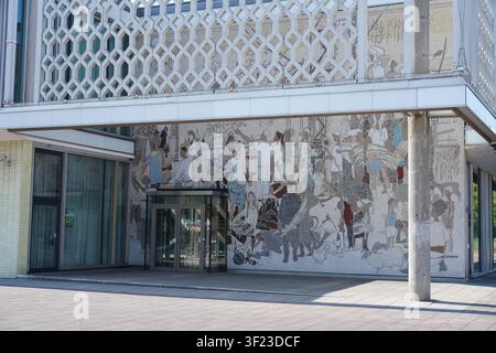 Berlin, Deutschland – 16. Juli 2026: Nahaufnahme des restaurierten sozialistischen Mosaiks an der Fassade des Cafe Moskau auf der Karl-Marx-Allee. Stockfoto