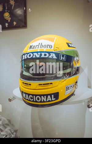 Monaco, Monaco, Monaco – 22. September 2025: Ayrton Sennas ikonischer gelber Rennhelm ausgestellt in der Autosammlung von HSH Fürst Rainier III in Stockfoto