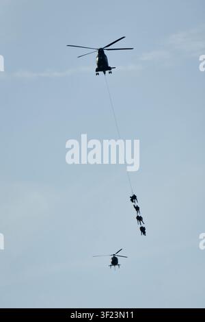 Paris, Frankreich. 14. Juli 2026. Hubschrauber fliegen über die Champs-Élysées in Paris, wenige Stunden vor der Militärparade zum Nationalfeiertag am 14. Juli 2026. - 14.07.2026 - Frankreich/Paris - Antonin Burat/Le Pictorium Credit: LE PICTORIUM/Alamy Live News Stockfoto