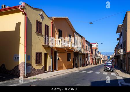Traditionelle enge Straße mit farbenfrohen Häusern in der Stadt Sant'Antioco, Sardinien, Italien Stockfoto