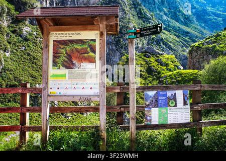 Senda del Cares, der Cares-Pfad, einer der spektakulärsten Wanderwege Europas im Nationalpark Picos de Europa, Asturien, Spanien. Eingeschneiden in die Stockfoto