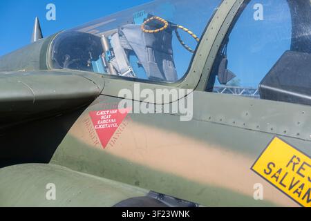 Historisches Flugdetal, das ein Rettungswarnzeichen an der Außenseite eines Kampfflugzeugs zeigt Stockfoto