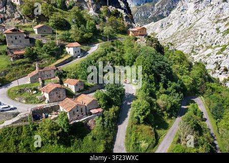 Luftbild des Dorfes Camarmeña, eines malerischen Bergdorfs mit Blick auf die Schlucht des Cares in Asturien, Spanien. Auf einem steilen Hang gelegen in der mu Stockfoto