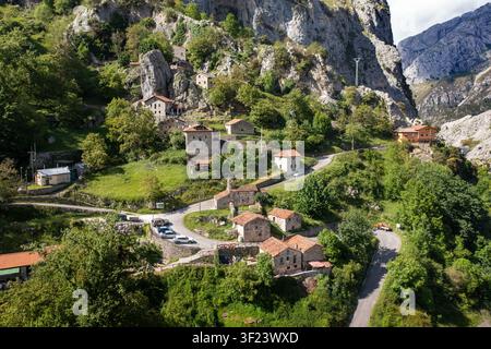 Luftbild des Dorfes Camarmeña, eines malerischen Bergdorfs mit Blick auf die Schlucht des Cares in Asturien, Spanien. Auf einem steilen Hang gelegen in der mu Stockfoto