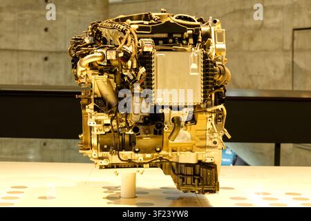 Detaillierte Ansicht einer modernen Verbrennungsmotorenmontage eines Autos mit komplexen Verkabelungen, Sensoren, Schläuchen und Komponenten des Kühlsystems. Stockfoto