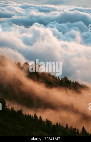 Luftbild Wolken und Wald in den Kaukasus-Bergen herbstliche Landschaft in Georgien, reisen malerische wilde Ziele erkunden Guria Natur Sonnenuntergang Gomis Stockfoto