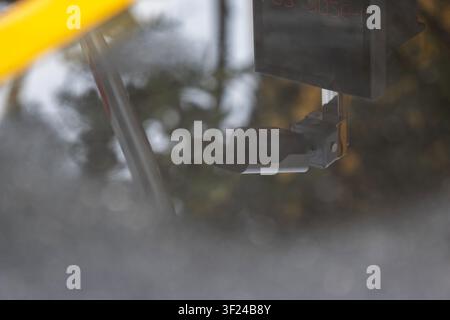 Diese Aufnahme zeigt ein Fahrzeugarmaturenbrett mit einer digitalen Geschwindigkeits- und Kraftstoffanzeige, die die modernen Bedienelemente und Instrumente zur Überwachung der Fahrzeugleistung einfängt Stockfoto