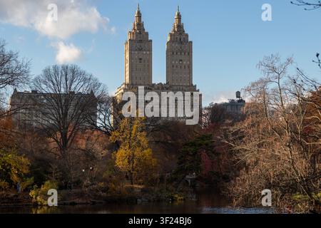 Die San Remo-Apartamentürme erheben sich über herbstlichen Bäumen im Central Park, New York City, USA. Stockfoto