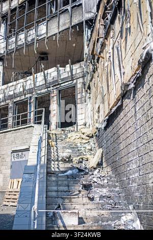 Ein ausgebranntes Gebäude in einer Großstadt nach einem Raketenangriff Stockfoto