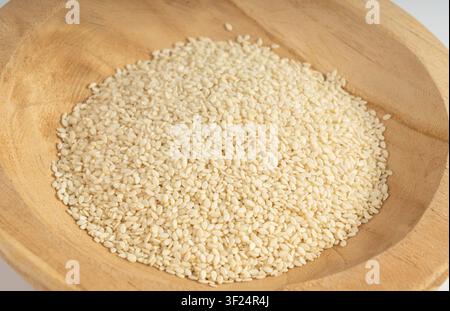 Sesamkörner in einer Schüssel Nahaufnahme, weiße kleine Benne-Körner, Sesamum indicum Früchte Haufen Nahaufnahme Stockfoto