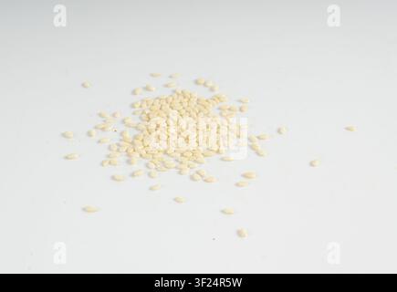 Sesamsamen isoliert, weiße kleine Benne-Körner, Sesamum indicum-Früchte häufen sich auf weißem Hintergrund Stockfoto