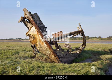 verlassen, auf Grund gelaufen, Bootsfriedhof, zerbrochen, Küstenlandschaft, Verfall, England, Ausrüstung, Fischerei, Fleetwood, Gras, grün, Erbe, Geschichte Stockfoto