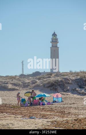 Los Canos de Meca, 29. August 2023: Familie genießt einen sonnigen Tag am Sandstrand von Canos de la Meca, Cadiz, Spanien Stockfoto