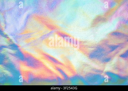 Holografischer irisierender Pastell-Hintergrund mit schimmerndem Metallfolien- und Kräuseleneffekt Stockfoto