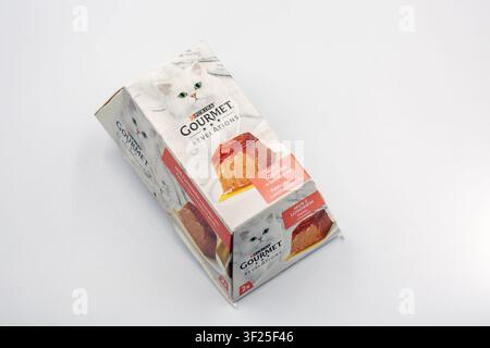 Kiew, Ukraine - 2. März 2026: Weiße Pappverpackung von Purina Gourmet Revelations Katzenfutter-Mousse mit Lachs. Die Zweierpack-Box zeigt eine Pastenportion Stockfoto