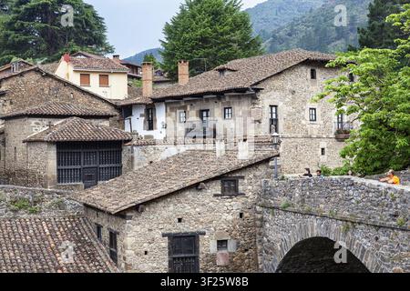 Traditionelle Steinhäuser und die alte San-Cayetano-Brücke im Dorf Potes, Kantabrien, Spanien Stockfoto