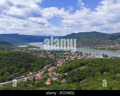 Luftaufnahme eines malerischen Flusstals mit bewaldeten Hügeln und einem Dorf mit roten Dächern, Luftaufnahme, Donaubogen, Visegrad, Visegrad, Plintenburg Stockfoto