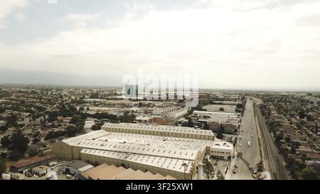 Luftaufnahme eines Industriegebiets mit weitläufigen Gebäuden und Straßen unter einem dunstigen Himmel, Drohnenfotografie, Los Angeles, Kalifornien, USA Stockfoto
