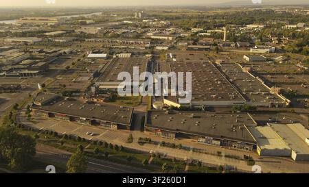 Luftaufnahme eines Industriegebiets mit großen Lagerhallen und einer urbanen Landschaft, Drohnenfotografie, Frankreich Stockfoto
