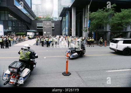 Toronto, Kanada - 20. Juni 2026: Polizeipräsenz und Menschenmenge vor dem Delta Toronto Hotel Stockfoto