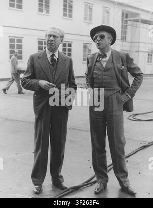 ALEXANDER KORDA und CECIL BEATON wurden während der Dreharbeiten zu EIN IDEALER EHEMANN 1947 im Shepperton Studios fotografiert Regisseur ALEXANDER KORDA  Spiel OSCAR WILDE Drehbuch LAJOS BIRO Kostümdesign CECIL BEATON Bühnenbild VINCENT KORDA Produzent ALEXANDER KORDA London Film Productions / British Lion Film Corporation Stockfoto