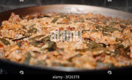 Traditionelle spanische Paella köcheln, ein gesundes mediterranes Gericht Stockfoto