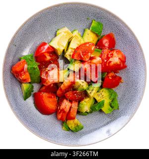Frisch geschnittene Avocado und Tomaten auf Teller Stockfoto